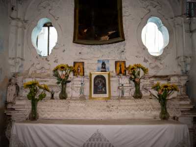 L�interno del piccolo vano, illuminato da due finestre ovali e da una lampadina, mostra gravi segni di deterioramento e necessiterebbe di un urgente restauro